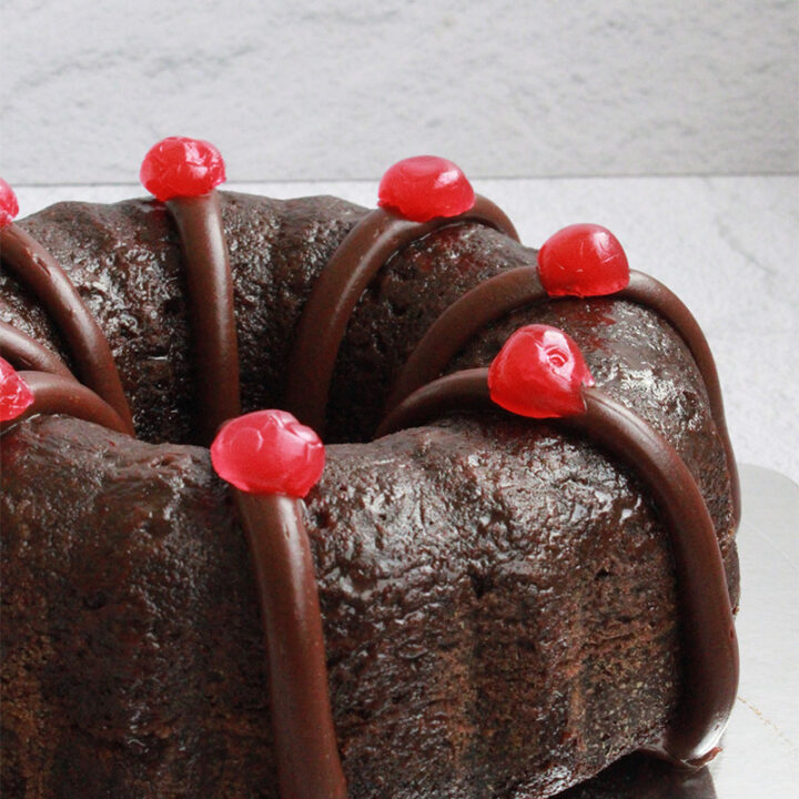 Nuestra torta mojada de chocolate es un postre exquisito con una textura increíblemente húmeda y un sabor profundo a chocolate. Perfecta para cualquier ocasión, disponible con envío a Guayaquil. ¡Haz tu pedido hoy!