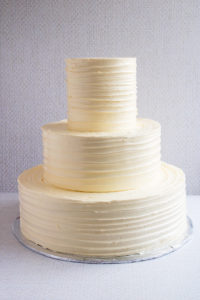 Torta falsa para boda, que sea inolvidable con nuestra Torta Falsa Decoración Súper Especial! Ideal para matrimonios, compromisos y cualquier evento. Perfecta para decorar y complementar tus dulces. Además, ofrecemos paquetes de eventos y envío disponible en Guayaquil. ¡Sorprende a cada persona con esta pieza única!