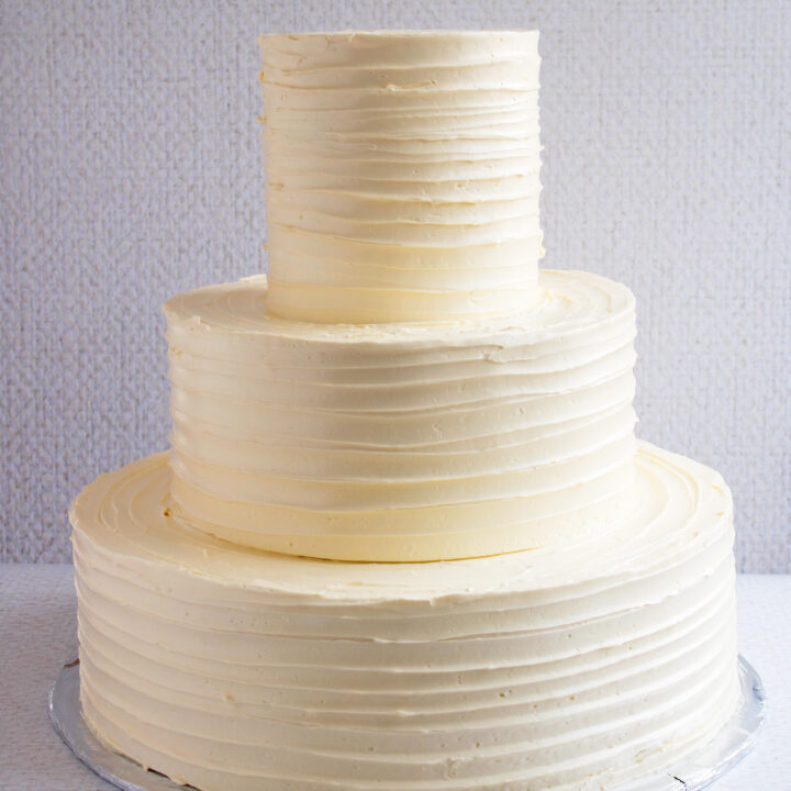 Torta falsa para boda, que sea inolvidable con nuestra Torta Falsa Decoración Súper Especial! Ideal para matrimonios, compromisos y cualquier evento. Perfecta para decorar y complementar tus dulces. Además, ofrecemos paquetes de eventos y envío disponible en Guayaquil. ¡Sorprende a cada persona con esta pieza única!