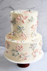 Torta falsa para matrimonio, opción elegante para decorar tu boda o celebración. Disponible en paquetes de eventos. Envío disponible en Guayaquil.