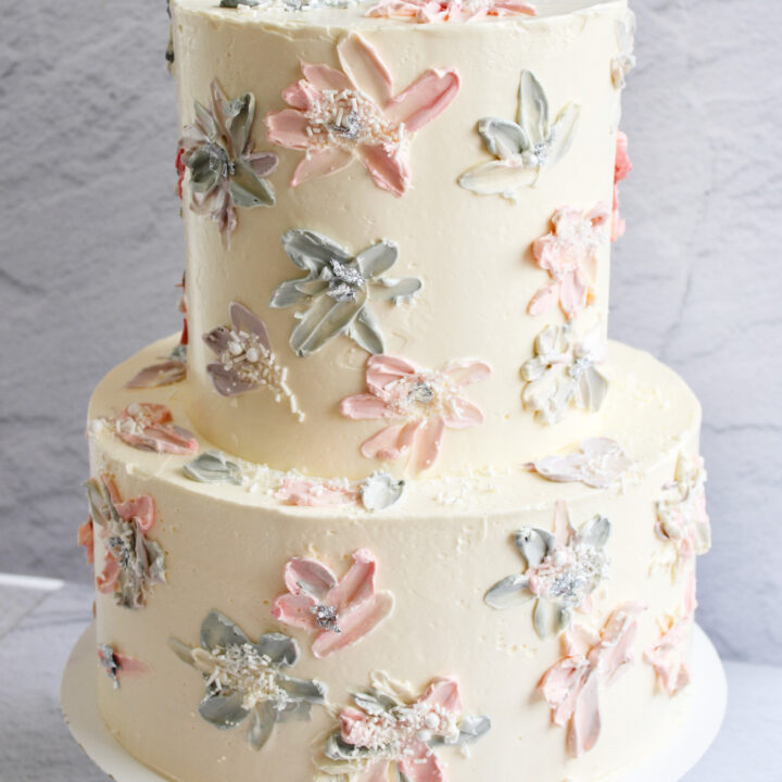 Torta falsa para matrimonio, opción elegante para decorar tu boda o celebración. Disponible en paquetes de eventos. Envío disponible en Guayaquil.