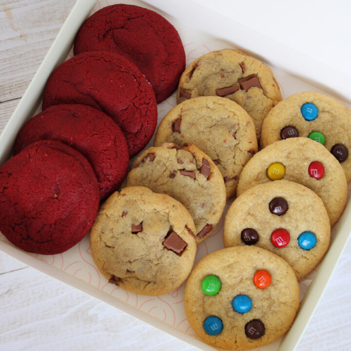 Caja de galletas variadas en cajita rosada