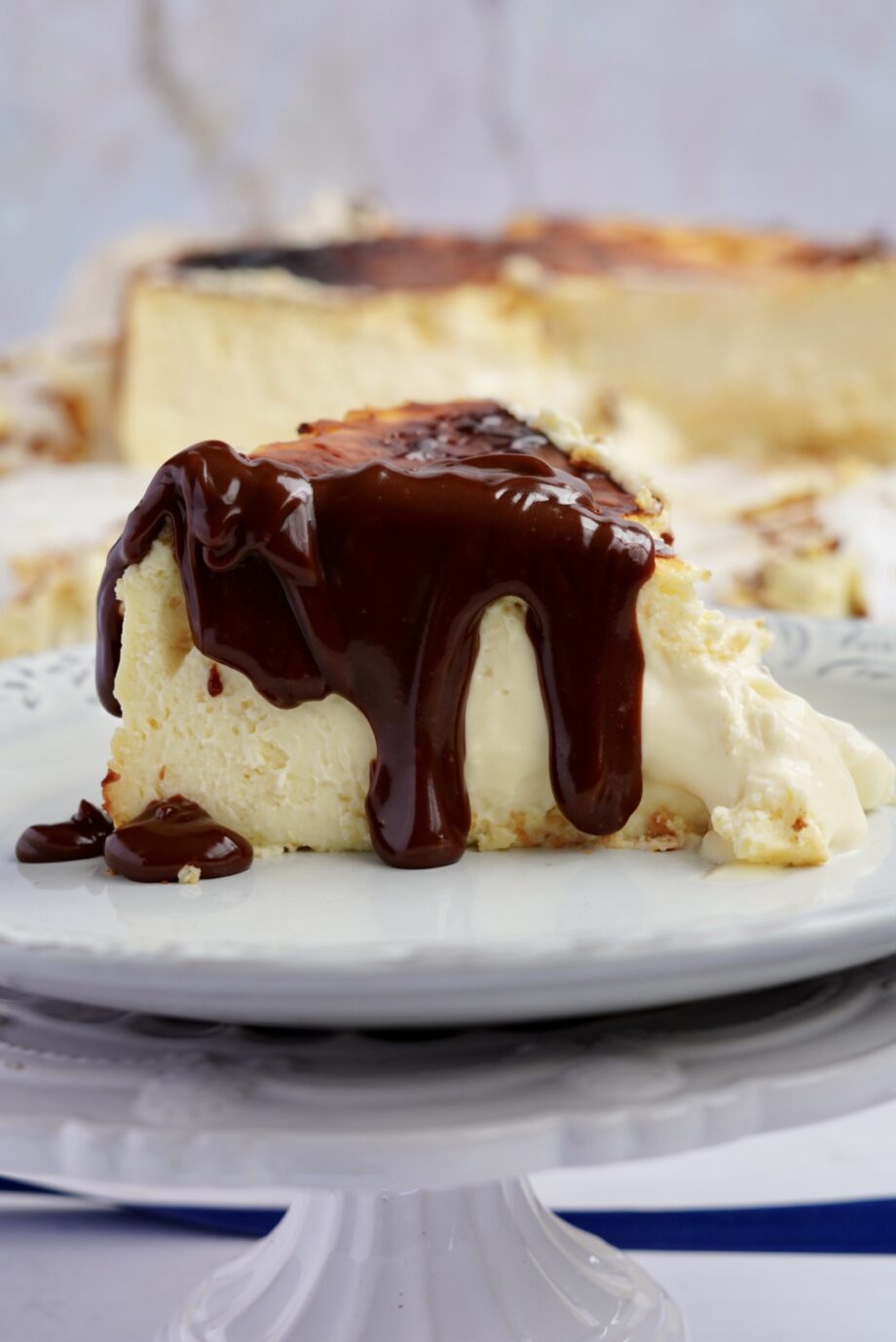 ¡Cremoso y delicioso Cheesecake Vasco! Acompañado de salsa de salted caramel y salsa de fudge, este postre es una verdadera delicia. Disfruta del mejor cheesecake vasco como postre en Guayaquil, con envíos disponibles