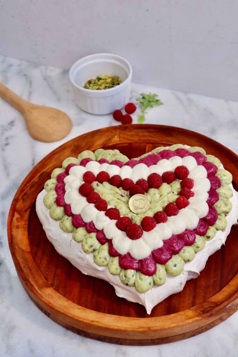 Pavlova de Pistacho y Frambuesa en Forma de Corazón