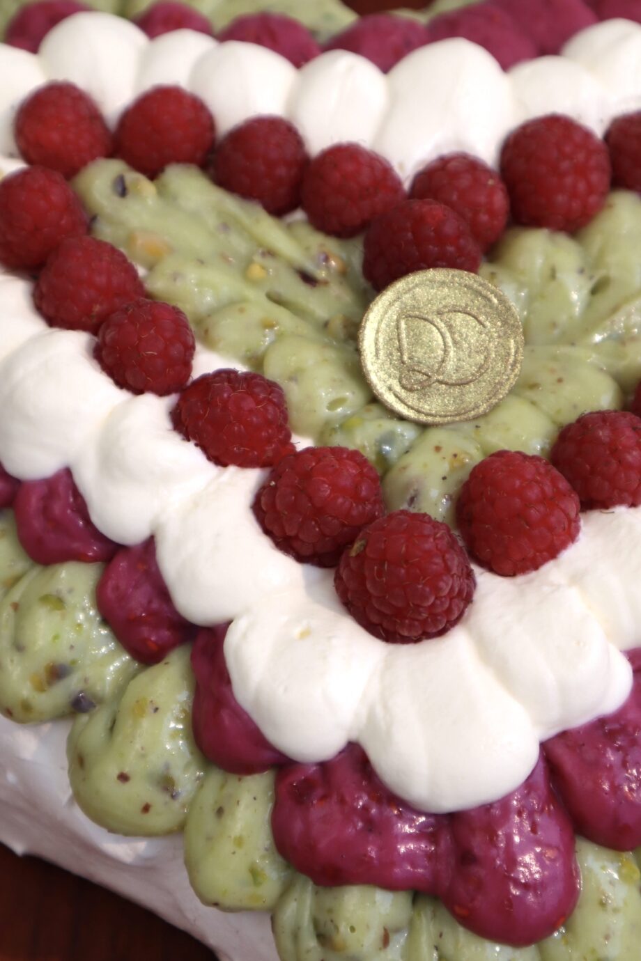 Pavlova de Pistacho y Frambuesa en Forma de Corazón